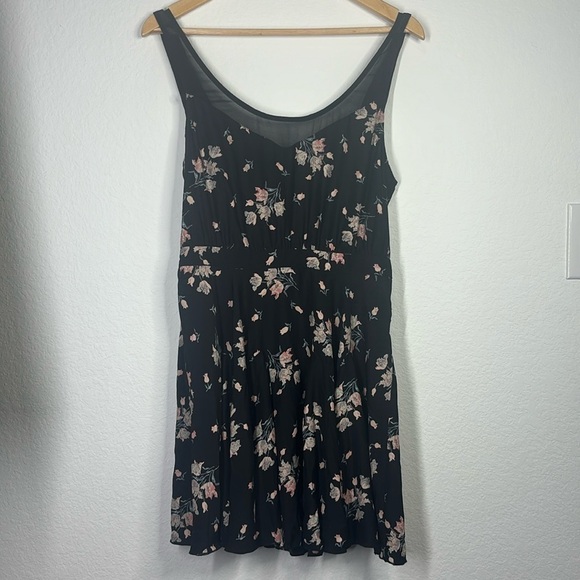 Kimchi Blue black floral mini dress size large (needs repair at button loop) - Picture 2 of 8